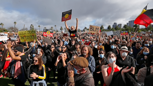 杏彩体育官网- 圣保利极端球迷抗议安保，与警方爆发小规模冲突